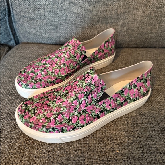 Like New Crocs Citilane Roka Graphic Slip-Ons in Floral - Picture 2 of 9